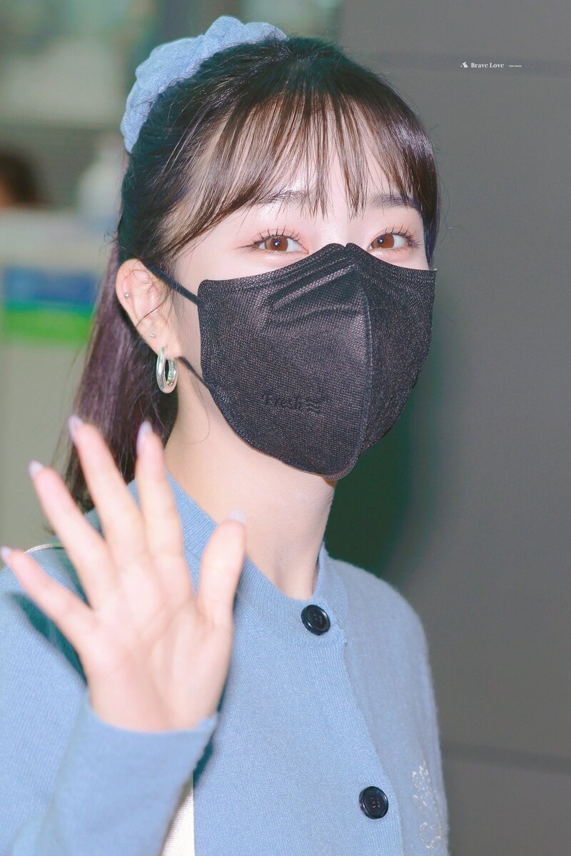220930 STAYC Sumin at Incheon International Airport departing for KCON Saudi Arabia documents 12