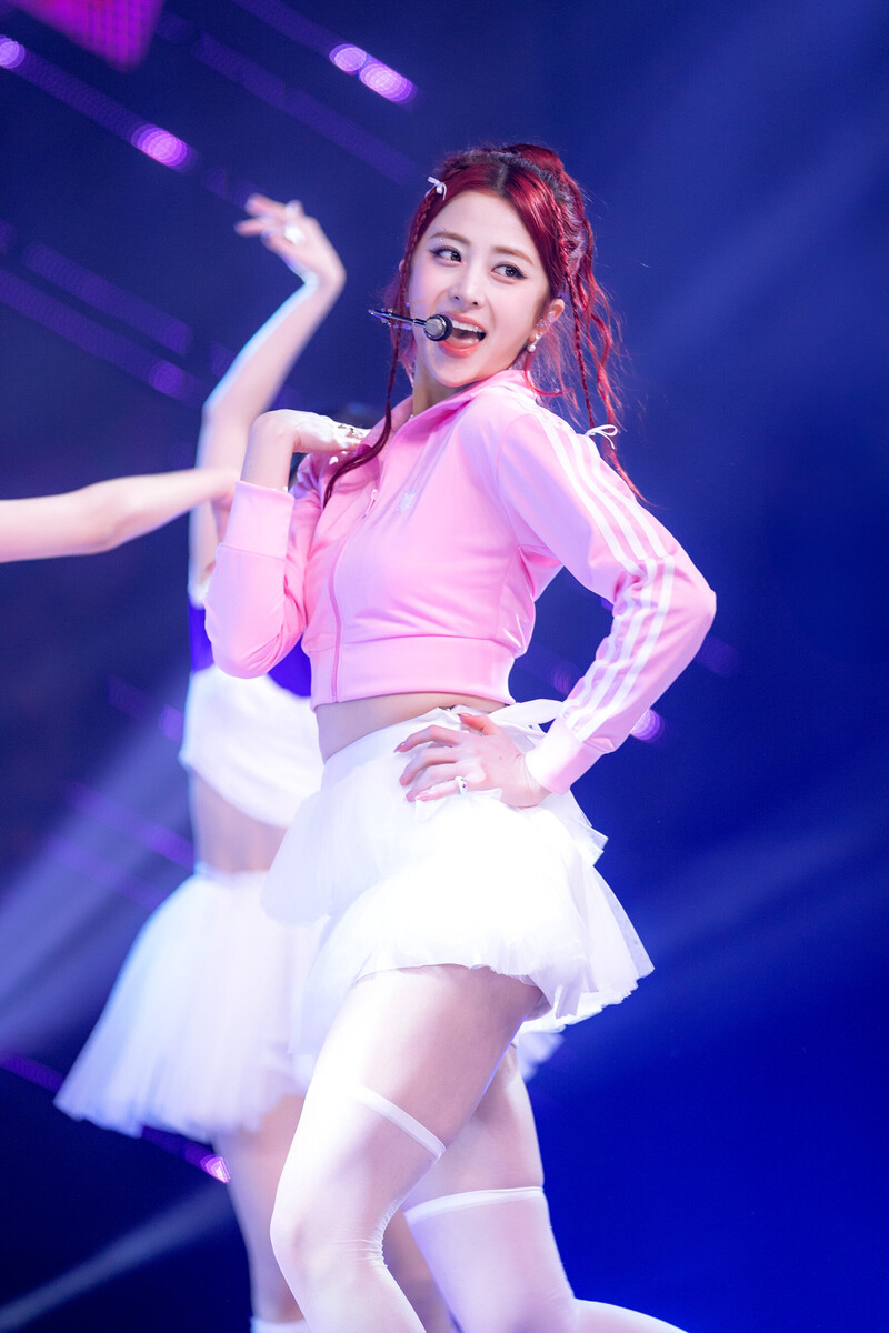 240225 LE SSERAFIM Yunjin - ‘Swan Song’ + ‘EASY’ at Inkigayo documents 6