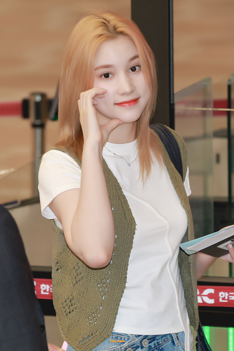 240501 Kep1er Bahiyyih at Gimpo International Airport documents 2