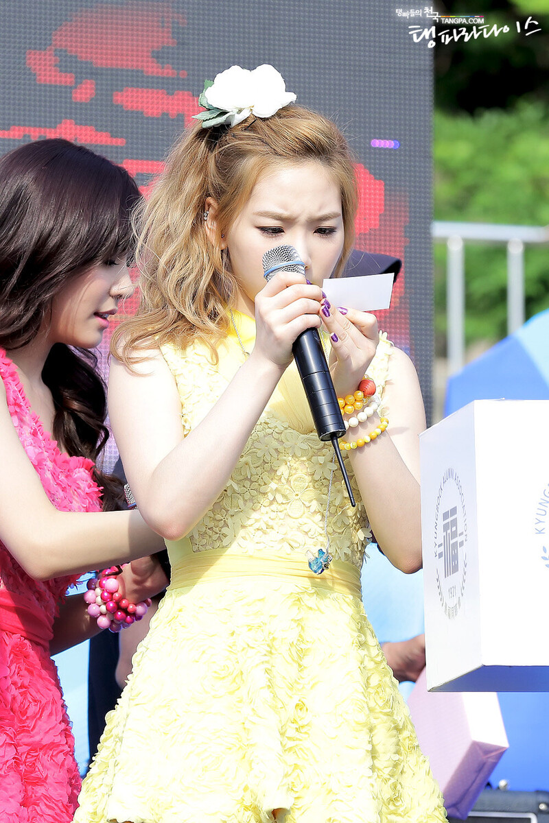 130525 Girls' Generation Taeyeon at Kyungbok High School Festival documents 6