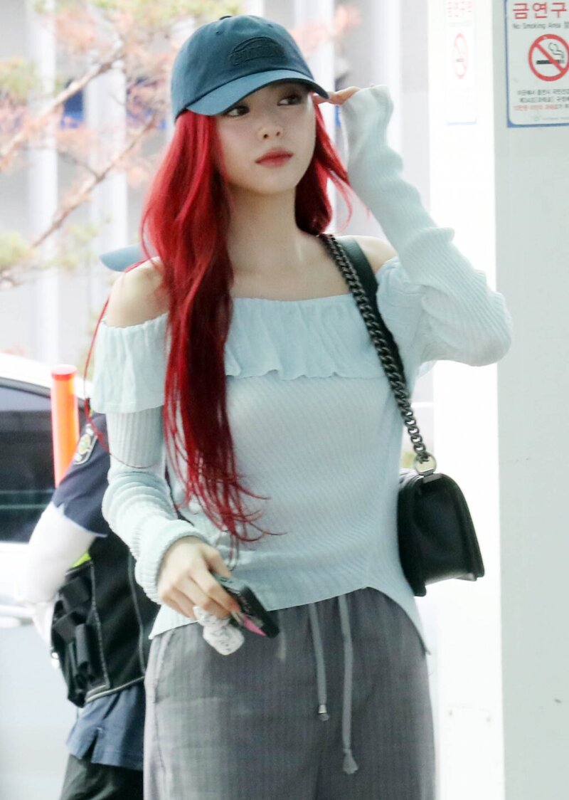 240605 ITZY Yuna at Incheon International Airport documents 2