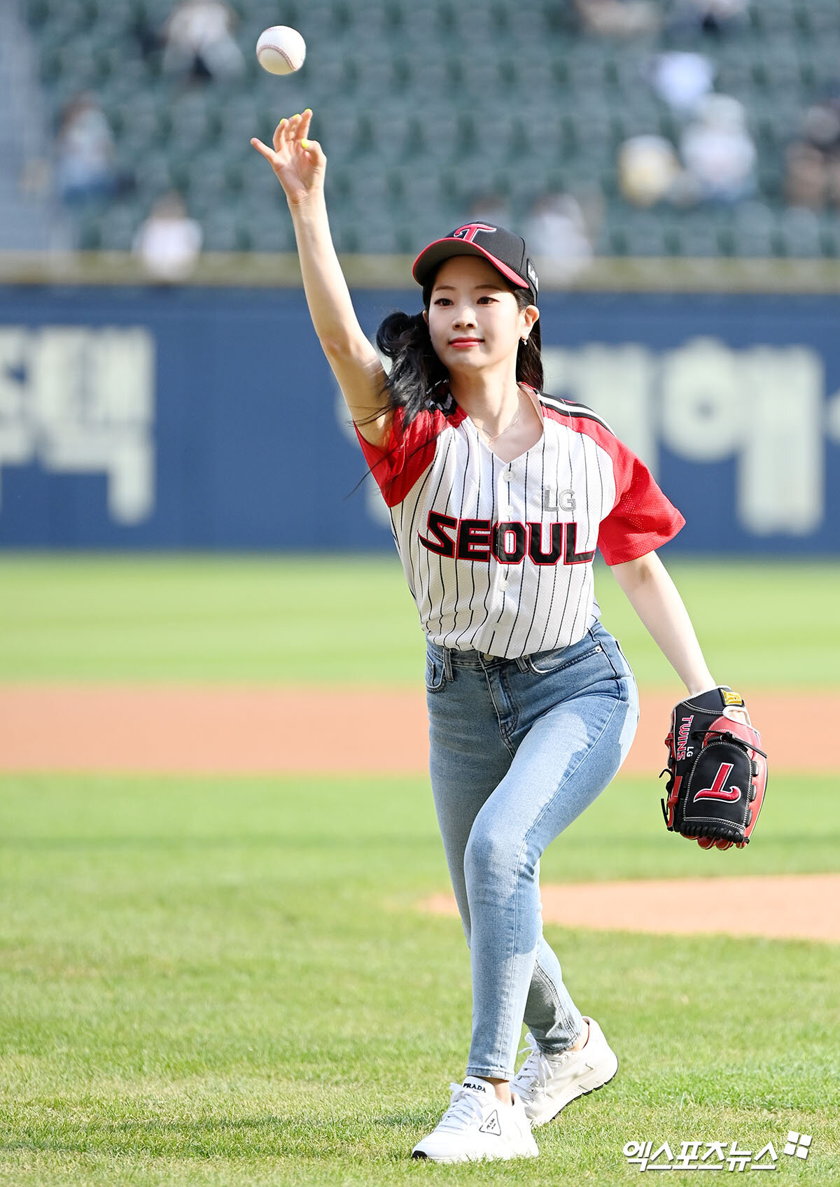 First Pitch at LG Twins game - Dahyun (TWICE) photo (43044154