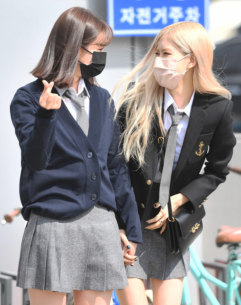 210311 BLACKPINK Rosé & Hyeri documents 21