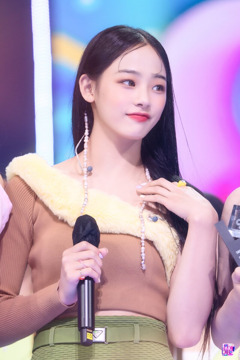 220821 NewJeans Minji - 'Attention' at Inkigayo documents 21