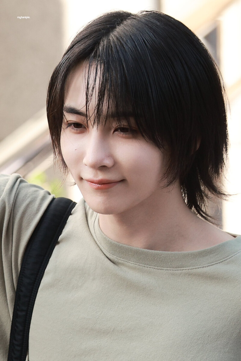 240503 SEVENTEEN Jeonghan - Music Bank Commute documents 6