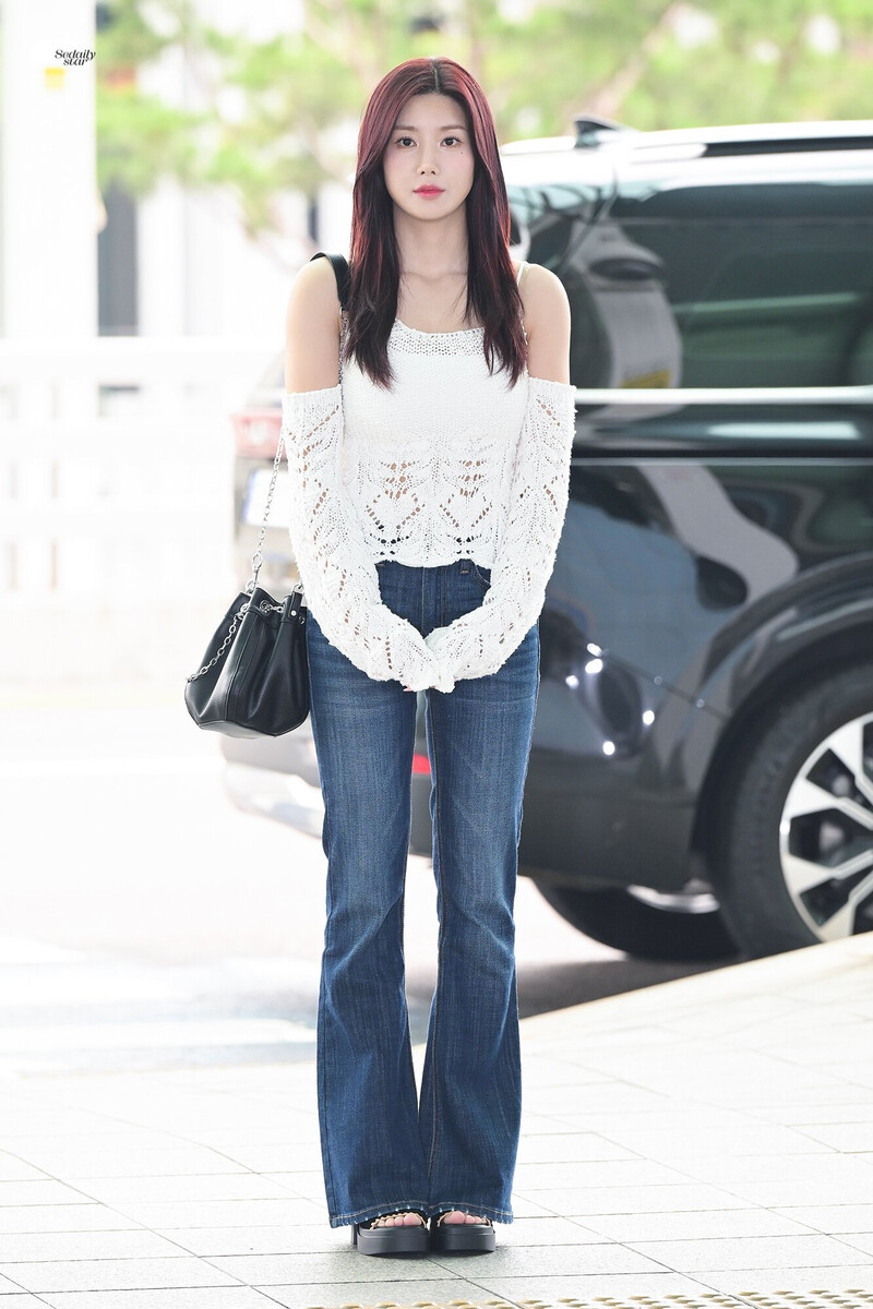 240712 Eunbi at Incheon International Airport documents 7