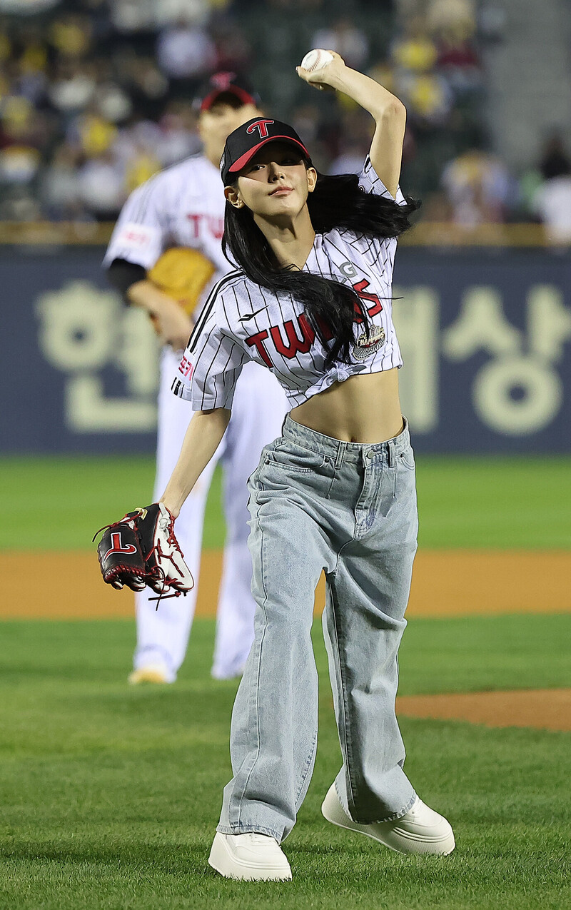 (G)I-DLE's Miyeon throws First Pitch for LG Twins documents 16