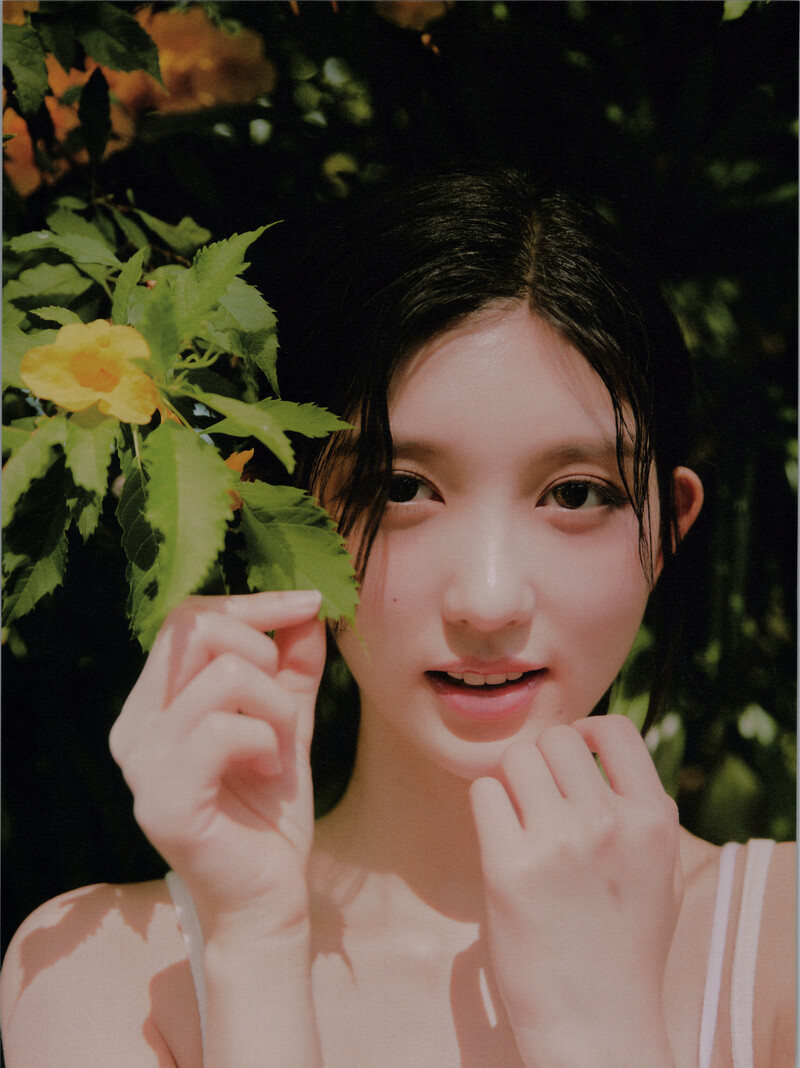 IVE - 1st Photobook 'A Dreamy Day' [SCANS] documents 11