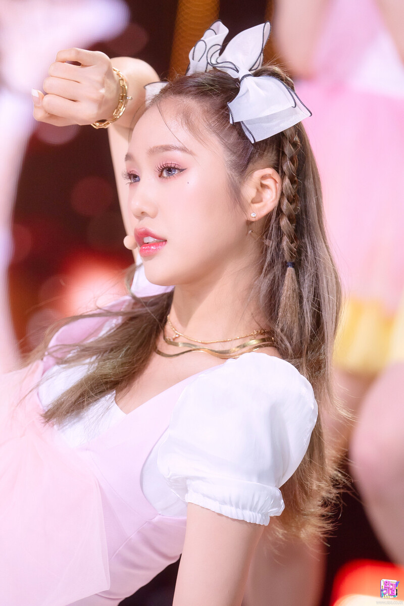 220410 OH MY GIRL Mimi - 'Real Love' at Inkigayo documents 2