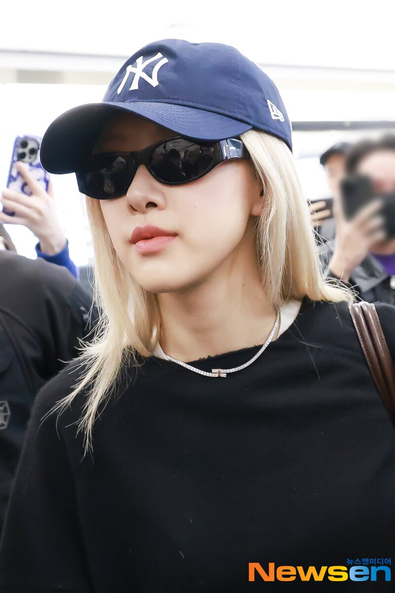 240413 - ROSÉ at Gimpo International Airport documents 5