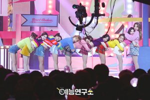 171216 TWICE - 'Heart Shaker' & 'Merry & Happy' at Music Core