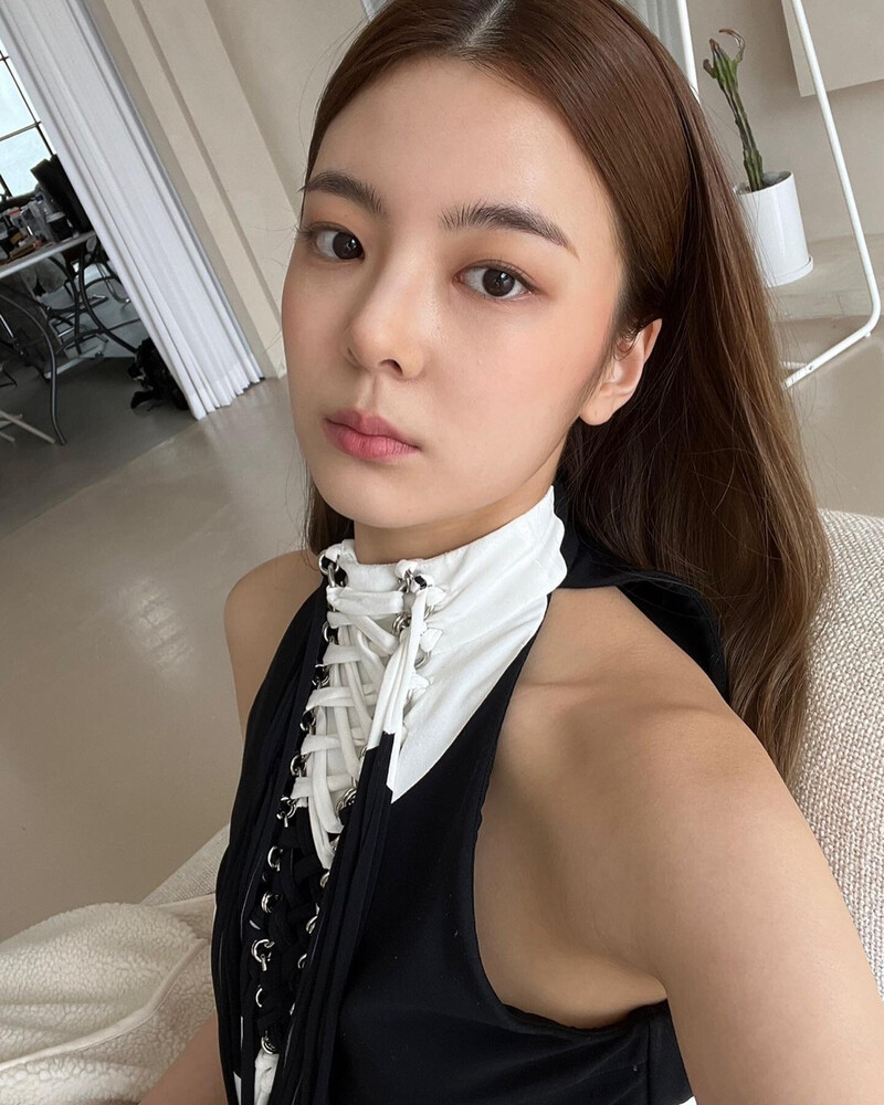 220514 ITZY Instagram Update - Lia documents 3