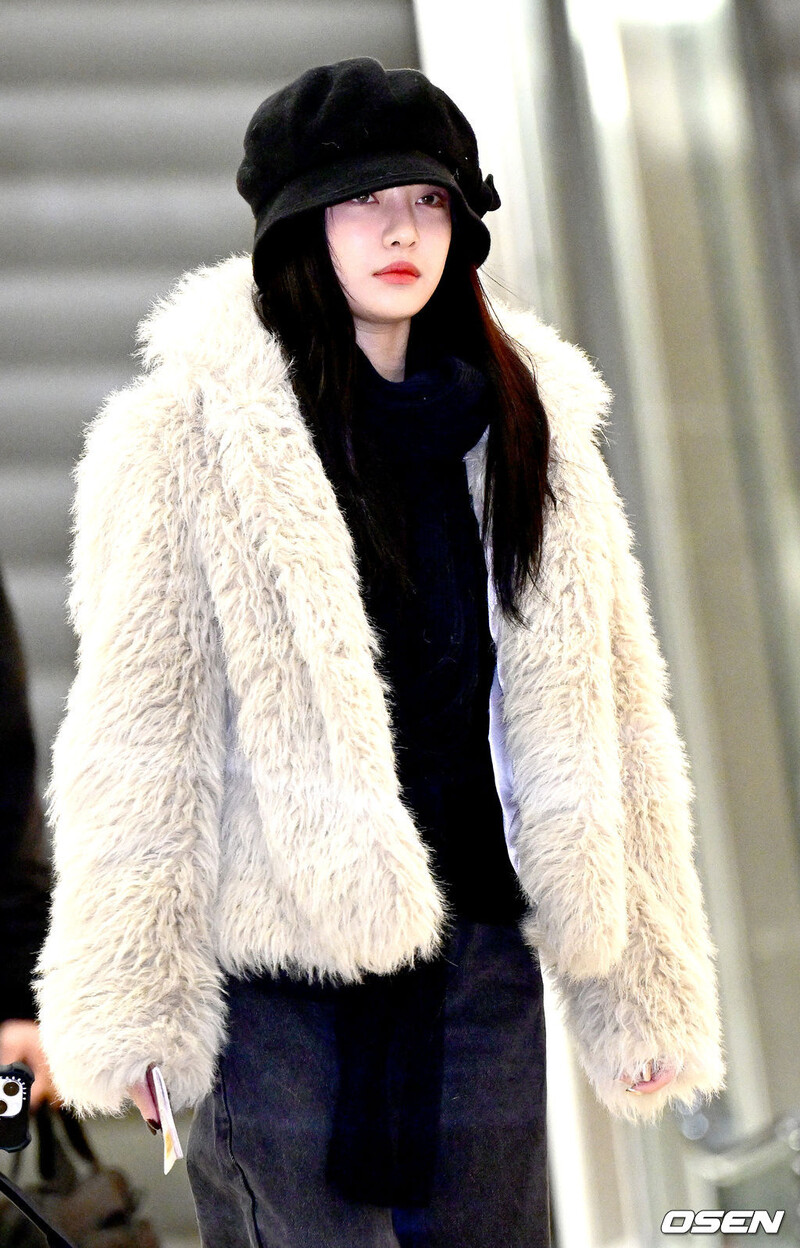 241203 aespa Ningning at Gimpo international airport documents 1