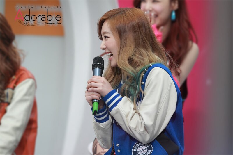 130103 Girls' Generation Taeyeon & YoonA at Mnet Wide documents 15