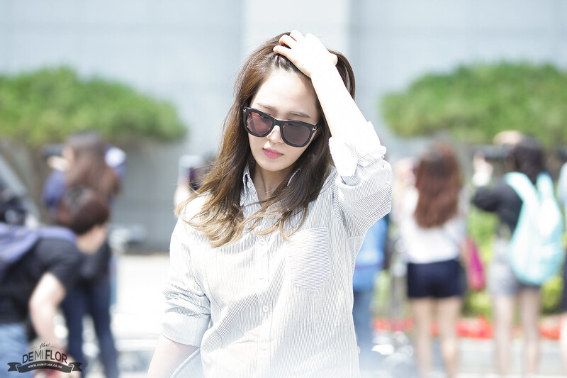 140607 Girls' Generation Yuri at Incheon Airport documents 2