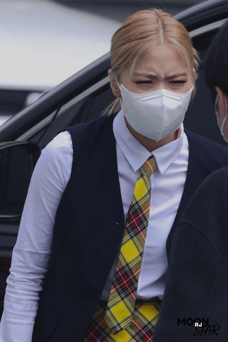 210422 ITZY Ryujin on the way to film Knowing Brothers documents 3