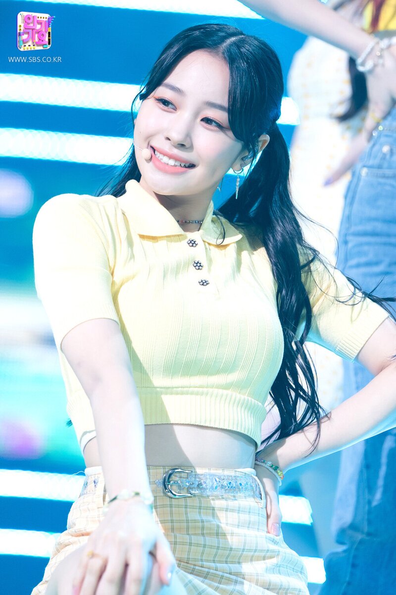 210822 Weeekly - 'Holiday Party' at Inkigayo documents 5