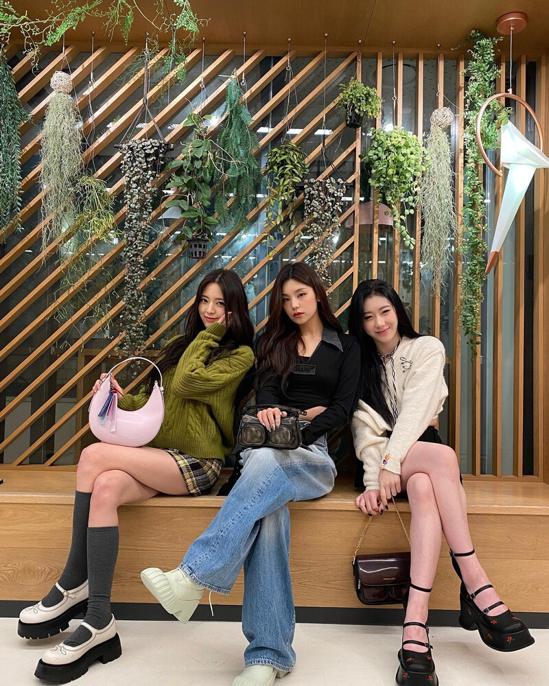 230112 ITZY Instagram Update documents 1