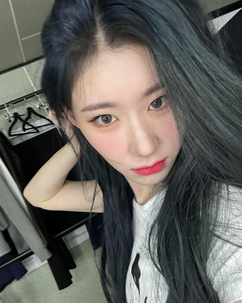 230426 - ITZY Chaeryeong Instagram Update documents 7