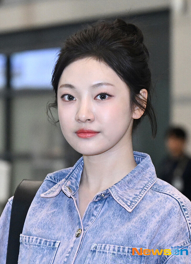 230705 aespa Ningning - ICN Airport documents 5