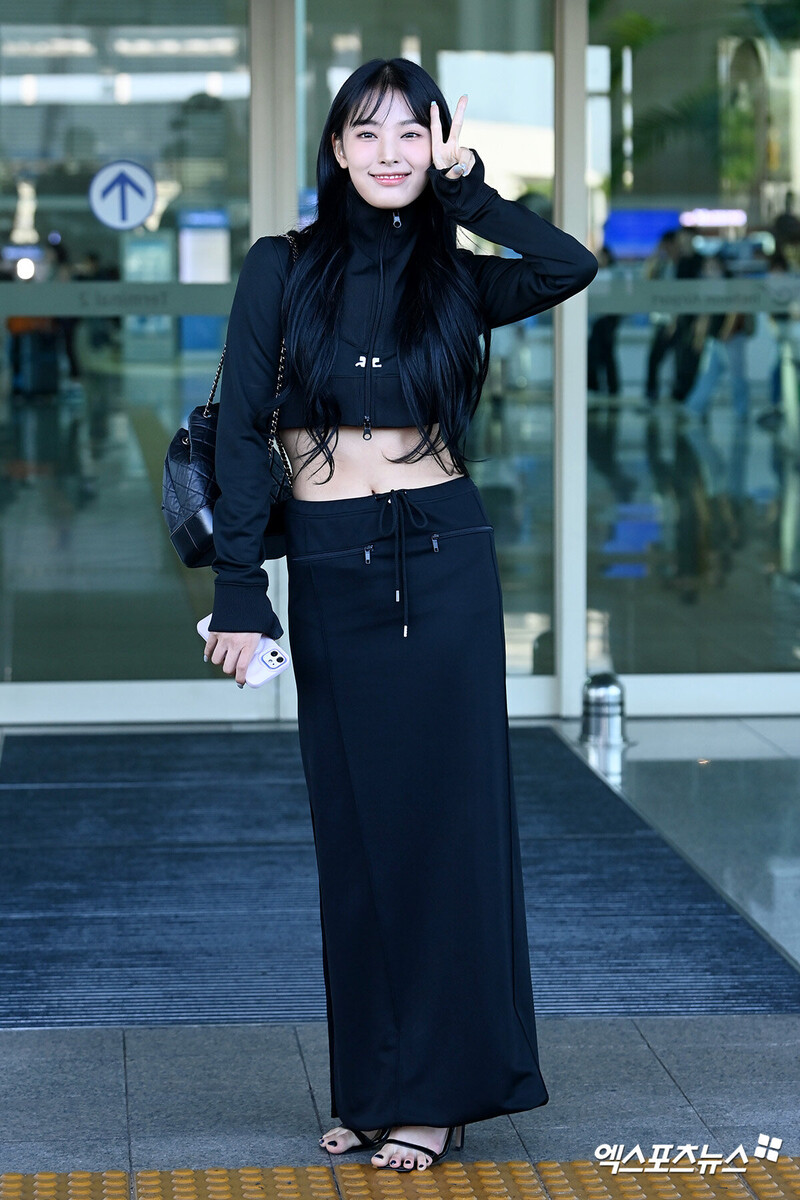 230907 Jini at Incheon International Airport documents 2