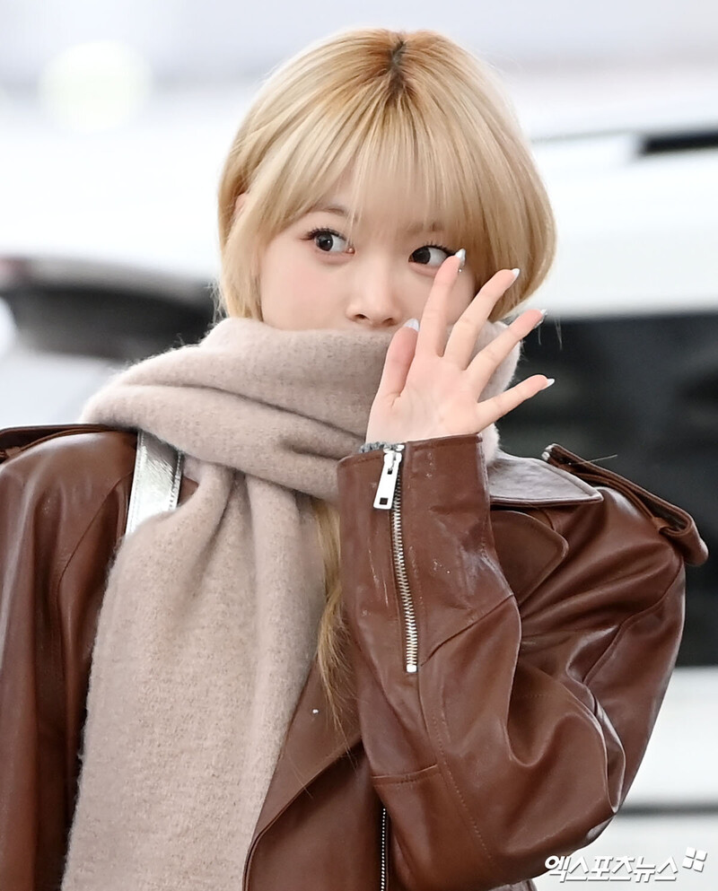 231126 LE SSERAFIM Eunchae at Incheon International Airport documents 4