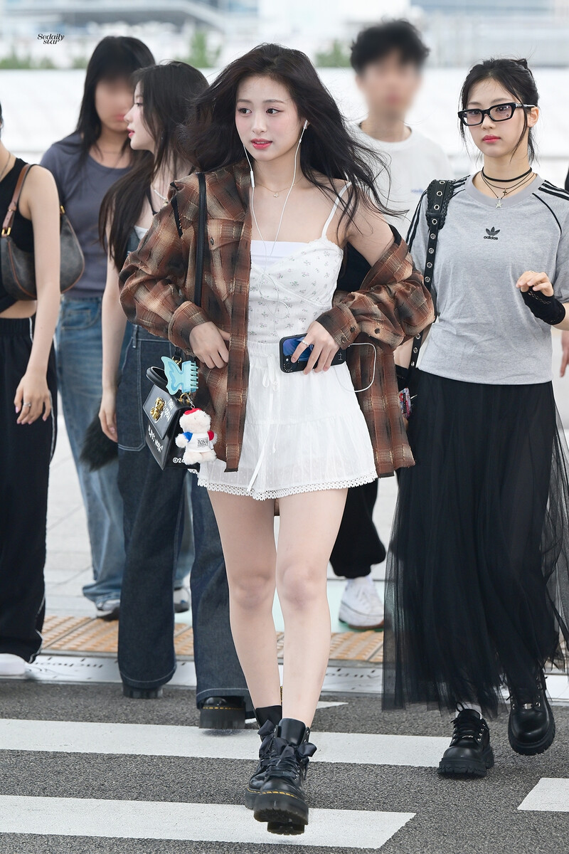 240729 BABYMONSTER Ahyeon at Incheon International Airport documents 12