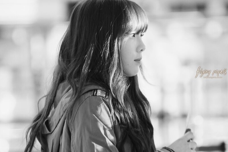 131210 Girls' Generation Taeyeon at Gimpo Airport documents 3