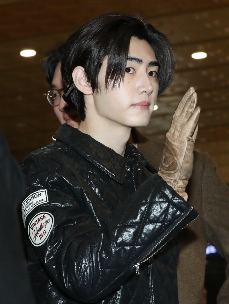 231208 ENHYPEN Sunghoon at Gimpo International Airport documents 1