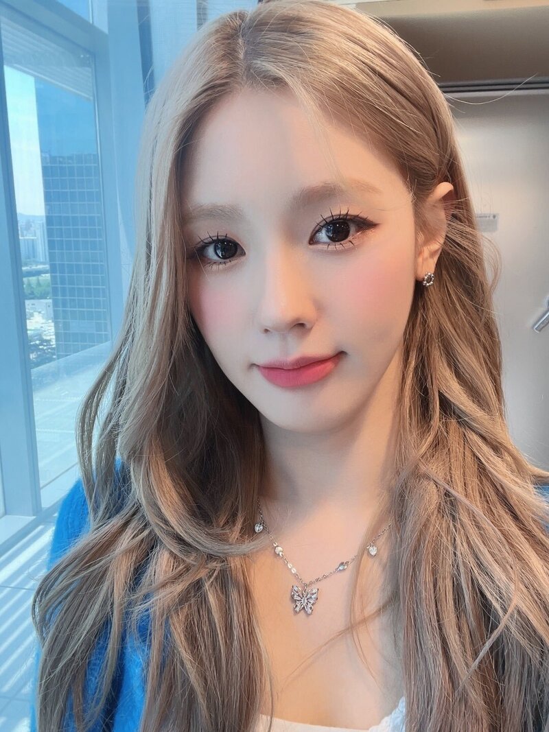220510 (G)I-DLE Twitter Update - Miyeon documents 4