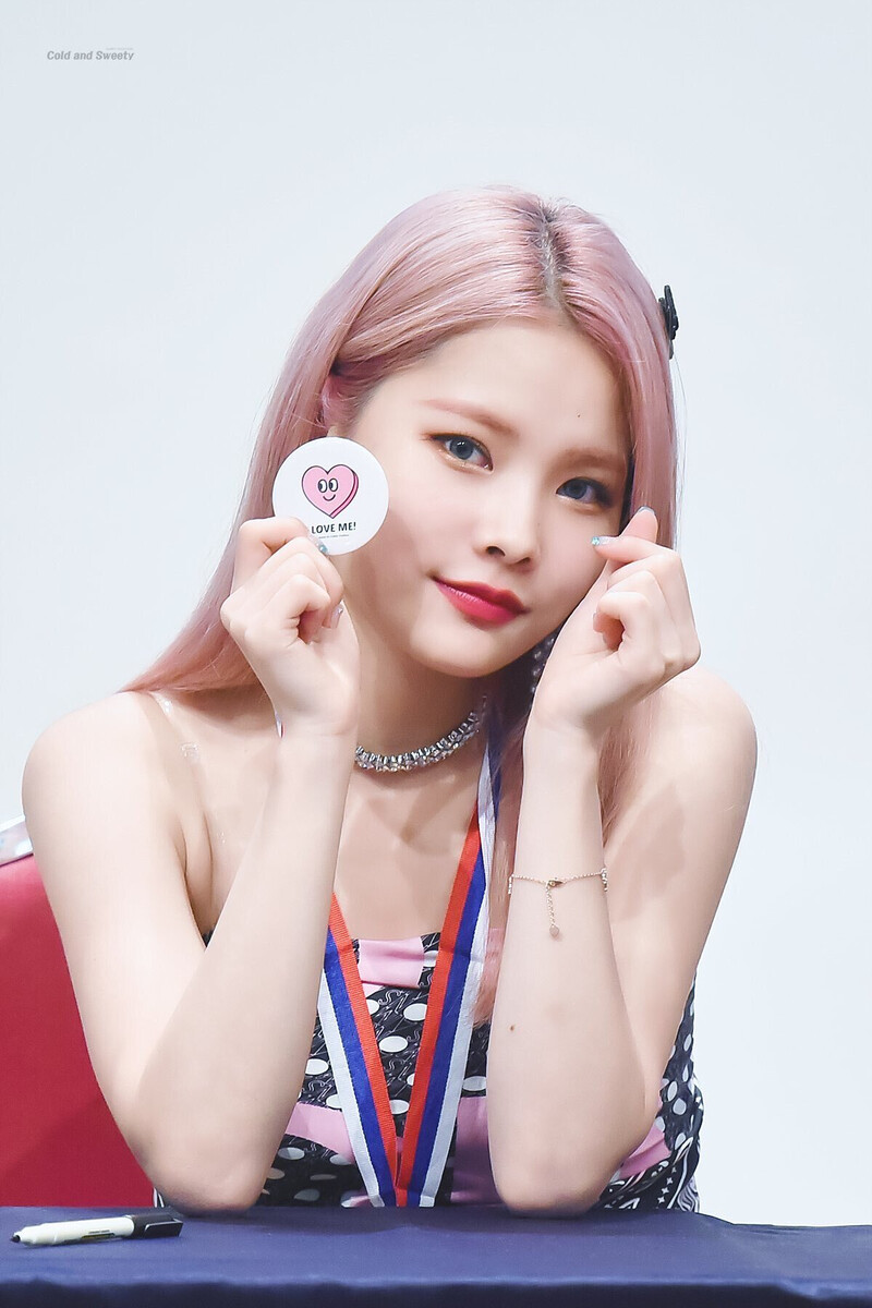 190817 Weki Meki Rina at 'WEEK END LOL' Shim Seok Hall Fansign documents 3