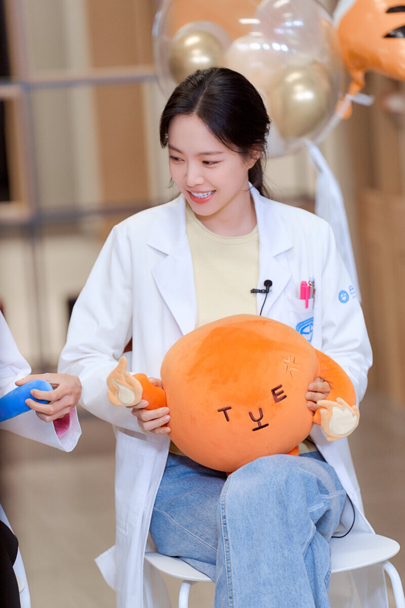 220102 YG Stage Naver Post - Naeun - 'Ghost Doctor' Behind documents 16