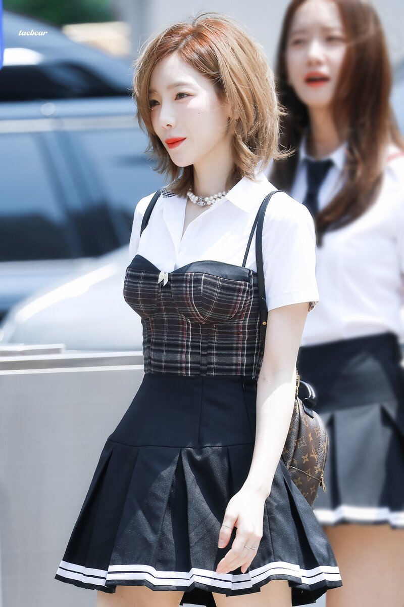 220728 SNSD Taeyeon - 'Knowing Bros' Filming documents 3