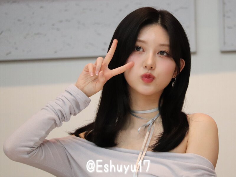 240209 Gaeul at Fansign Event in Japan documents 7