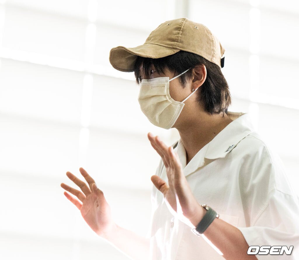 BTS: RM Waves at Paparazzi as He is Clicked at Incheon Airport for