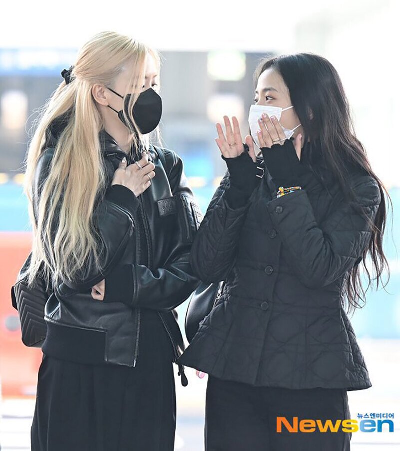 221021 BLACKPINK at the Incheon International Airport documents 4