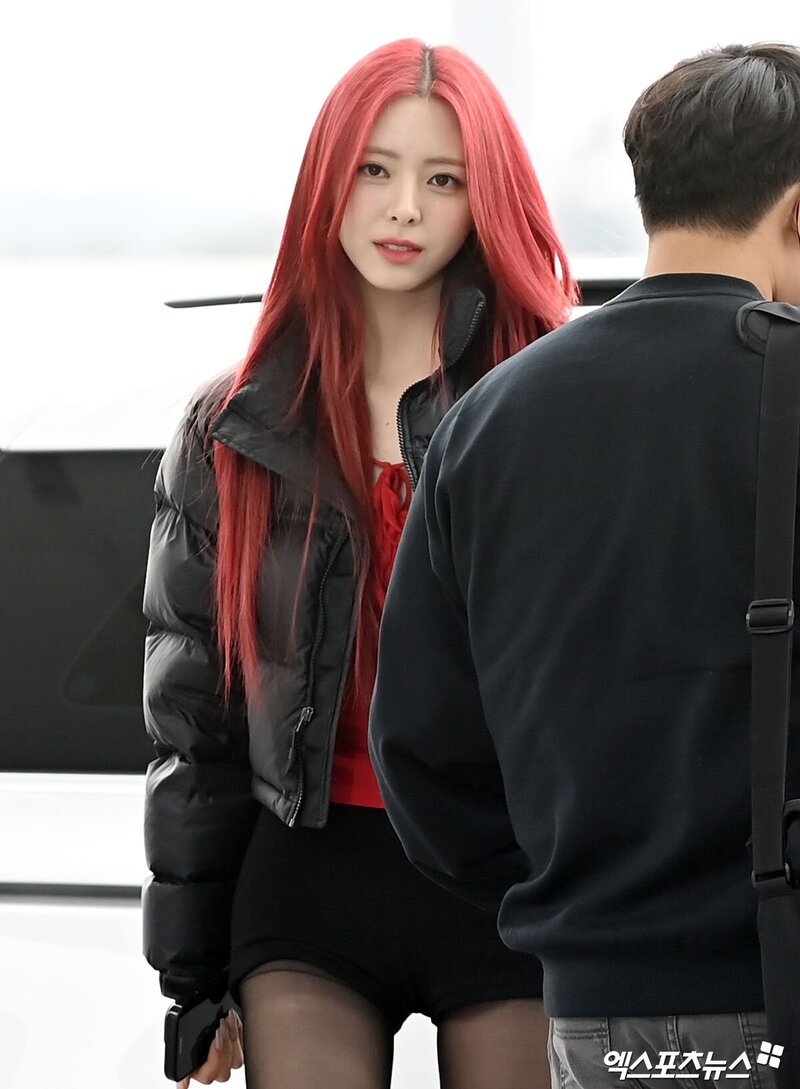 240217 ITZY Yuna at Incheon International Airport documents 4
