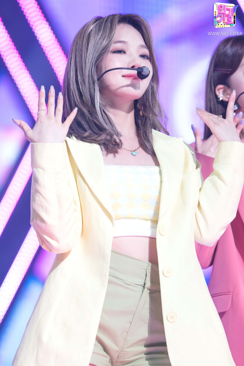 210912 fromis_9 'Talk & Talk' at Inkigayo documents 20