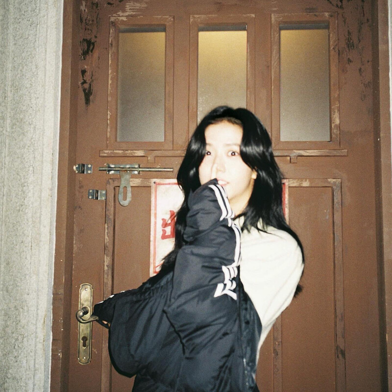 220123 - JISOO Instagram Update documents 1