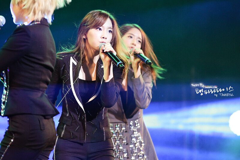 121021 Girls' Generation Taeyeon at GS& Concert documents 24