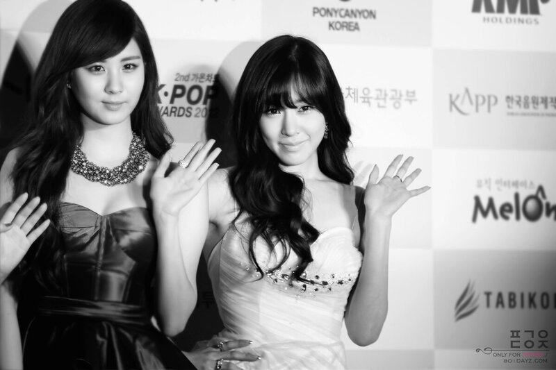 130213 Girls' Generation Tiffany at Gaon Chart Awards documents 2