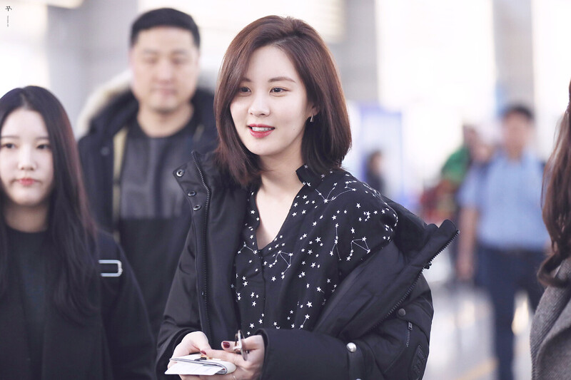 171204 Girls' Generation Seohyun at Incheon Airport documents 7