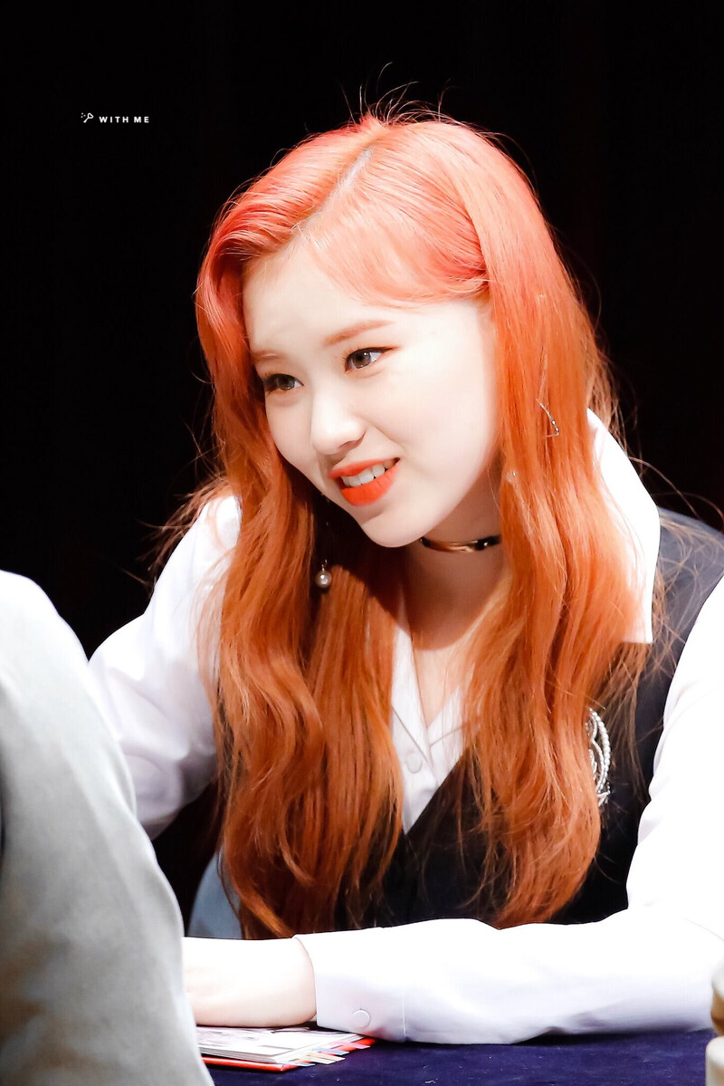 180324 Weki Meki Elly at 'Lucky' Suwon Fansign documents 2