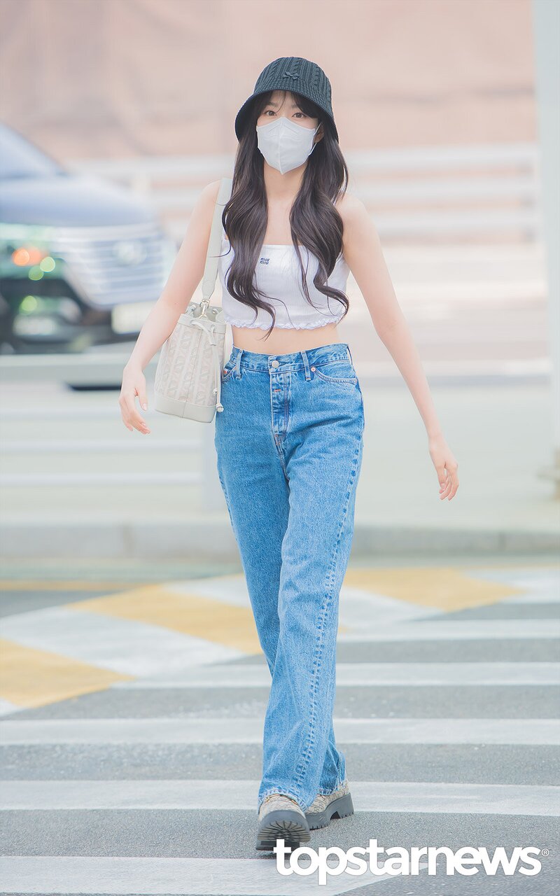 220520 STAYC's Yoon at Incheon International Airport for KCON USA 2022 documents 22