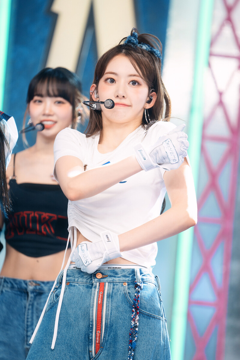 221023 LE SSERAFIM Sakura - 'ANTIFRAGILE' at Inkigayo documents 23