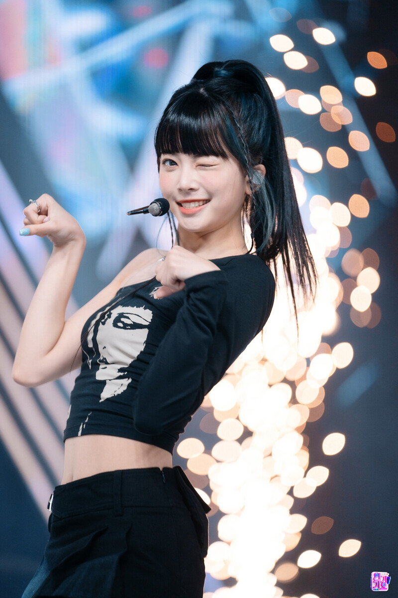 221106 LE SSERAFIM Eunchae - 'ANTIFRAGILE' at Inkigayo documents 24