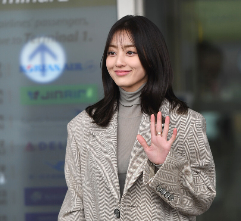 240117 Jihyo at Incheon International Airport documents 1