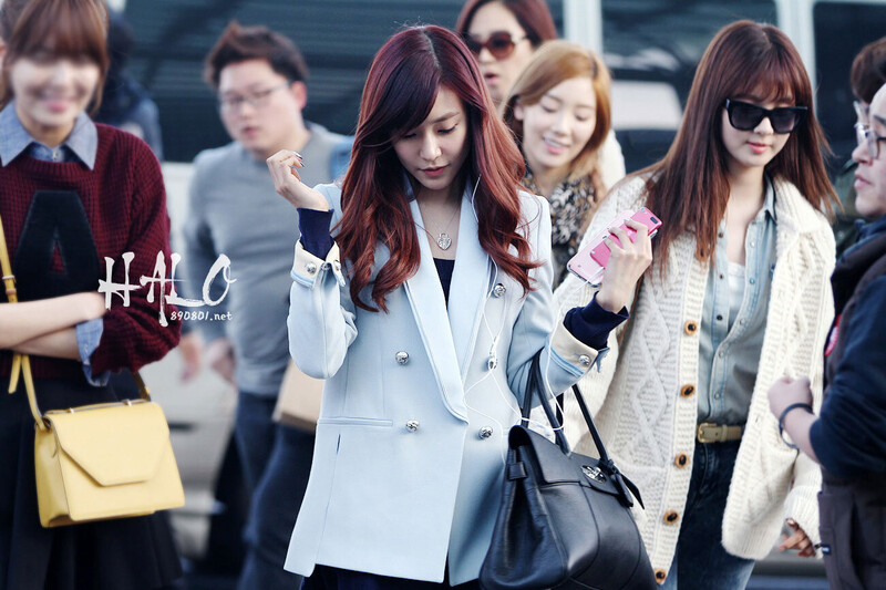 130308 Girls' Generation Tiffany at Incheon Airport documents 5