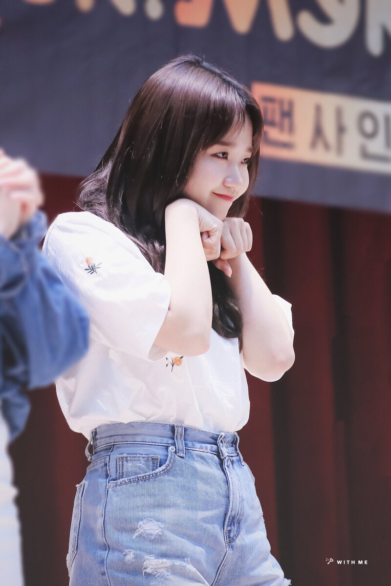 180429 Weki Meki Yoojung at Hongdae 'Lucky' Fansign documents 2