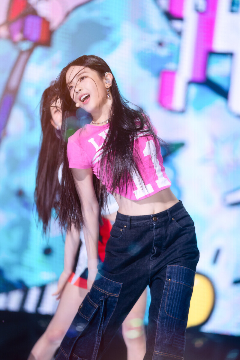 220807 NewJeans Hanni 'Attention' at Inkigayo documents 21